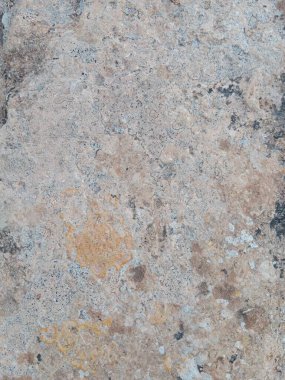 Gri, kahverengi ve beyaz tonlarında doğal taş dokusuna yakın çekim.