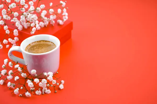 Sevgililer Günü için kompozisyon, 8 Mart, tatil. Bir fincan kahve ve çiçekli hediye kutusu..