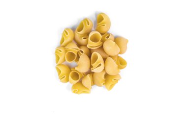 Kabuk şeklindeki makarnanın (conchiglie) beyaz arkaplana yerleştirilmiş yakın plan görüntüsü.