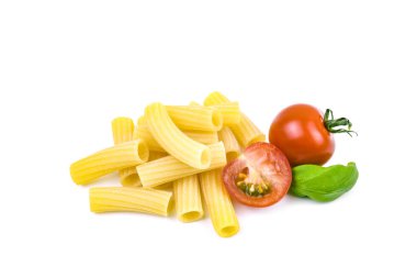 Çiğ rigatoni makarnası, olgun kırmızı domates ve beyaz arka planda taze fesleğen yaprakları..