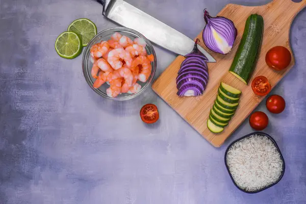 Asya yemekleri pişirmek için malzemelerle dolu bir mutfak hayatı..