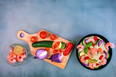 Mutfak malzemeleri ve bitmiş tabaklar..