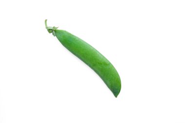 Taze yeşil bezelye kabuğu beyaz arka planda izole edilmiş. Minimalist sağlıklı gıda konsepti.