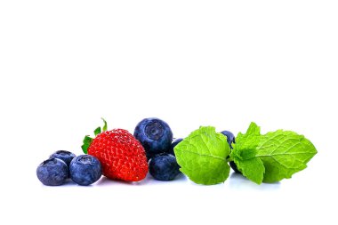 Taze yaban mersini, çilek ve beyaz arka planda nane yaprağı. Renkli yaz meyveleri. Sağlıklı organik gıda, diyet ve kahvaltı için antioksidan meyve..