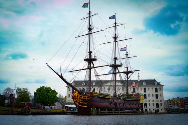 Hollanda, Amsterdam 'daki ünlü eski gemi.