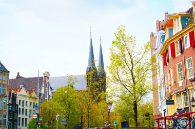 Tipik şehir manzarası, eski binalar, Amsterdam 'ın tarihi ve kültürel merkezi, Hollanda