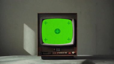 İzleme işaretleri ile yeşil ekran arkaplanı gösteren klasik TV seti, video düzenleme ve birleştirme için mükemmel.