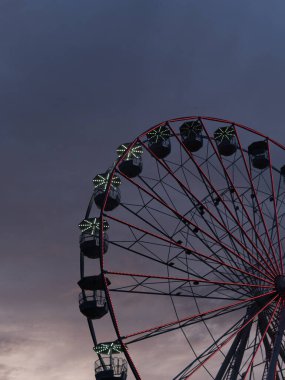 riesenrad vor dem Hintergrund des rosa und blauen Himmels