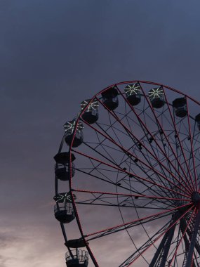 riesenrad vor dem Hintergrund des rosa und blauen Himmels
