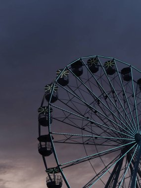 riesenrad vor dem Hintergrund des rosa und blauen Himmels