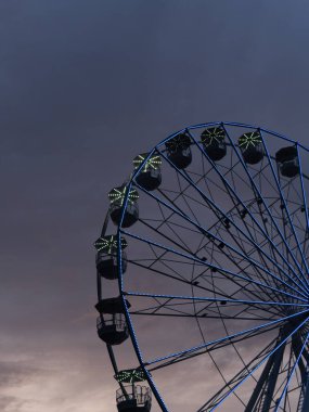 riesenrad vor dem Hintergrund des rosa und blauen Himmels