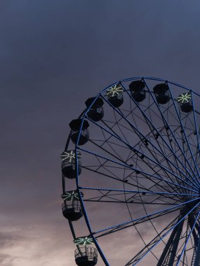 riesenrad vor dem Hintergrund des rosa und blauen Himmels