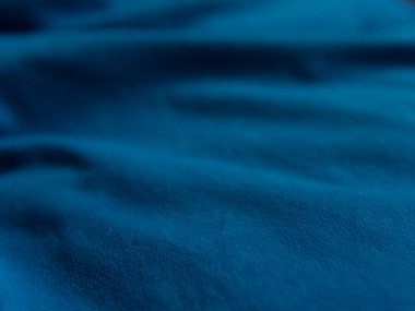 Güzel koyu mavi yumuşak kumaş. Yüksek kalite fotoğraf, mavi kumaş, ince katlar.