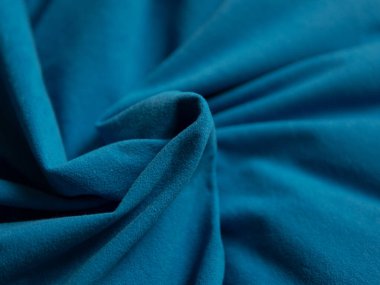 Güzel koyu mavi yumuşak kumaş. Yüksek kalite fotoğraf, mavi kumaş, ince katlar.