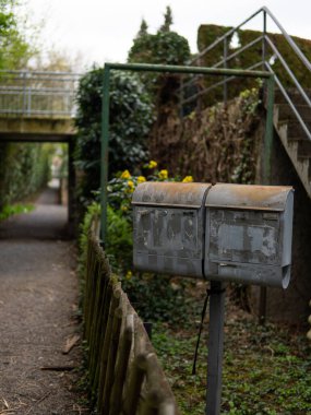 Bahçedeki eski metal bir posta kutusu.