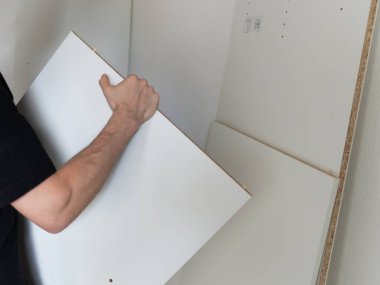 Mobilya montajı el kitabı. İşçi Okuma Talimatları Kabinesi Ev Yenilemesi Yapıyor. Yüksek kalite fotoğraf