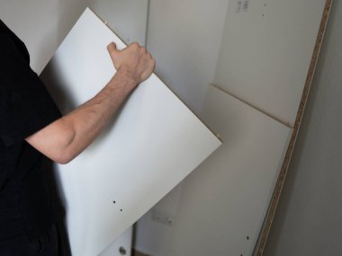 Mobilya montajı el kitabı. İşçi Okuma Talimatları Kabinesi Ev Yenilemesi Yapıyor. Yüksek kalite fotoğraf