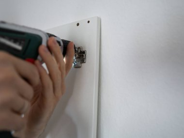Mobilya montajı el kitabı. İşçi Okuma Talimatları Kabinesi Ev Yenilemesi Yapıyor. Yüksek kalite fotoğraf