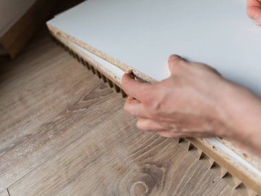 Mobilya montajı el kitabı. İşçi Okuma Talimatları Kabinesi Ev Yenilemesi Yapıyor. Yüksek kalite fotoğraf