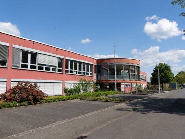 Mayıs ayında Bonn Havalimanı 'nda havada planör, planörler için hangar 2024 Yüksek kaliteli fotoğraf