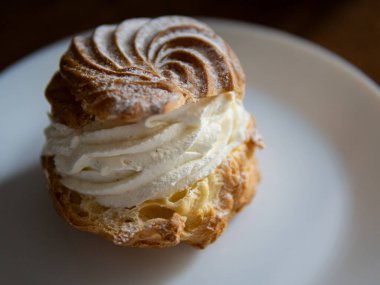 Beyaz arka planda izole edilmiş taze pişmiş kremalı kek. Yüksek kalite fotoğraf