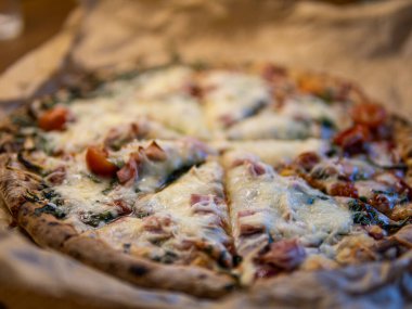 Domatesli, peynirli ve Mozzarella peynirli pizza. Yüksek kalite fotoğraf