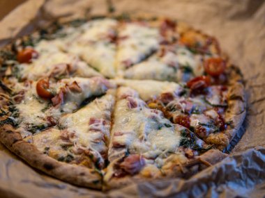 Domatesli, peynirli ve Mozzarella peynirli pizza. Yüksek kalite fotoğraf