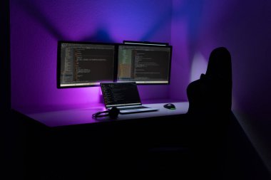 Programcı kendi ofisinde çalışıyor. Yüksek kalite fotoğraf