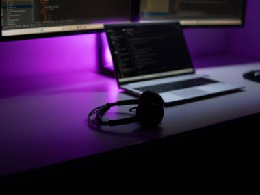 Programcı kendi ofisinde çalışıyor. Yüksek kalite fotoğraf