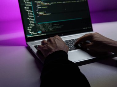 Programcı kendi ofisinde çalışıyor. Yüksek kalite fotoğraf