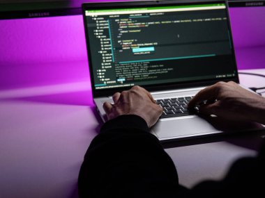 Programcı kendi ofisinde çalışıyor. Yüksek kalite fotoğraf