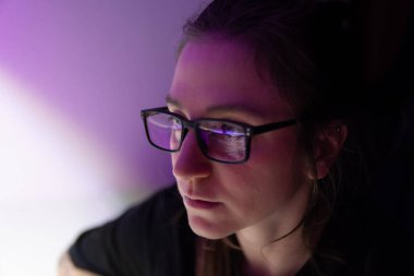 Programcı kendi ofisinde çalışıyor. Yüksek kalite fotoğraf