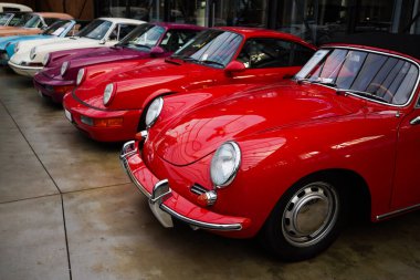 Seçici odaklı spor tahsilat arabaları, farklı renklerde klasik arabalar. Hepsi Alman arabaları. Yüksek kalite fotoğraf