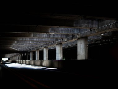 Günbatımında gökyüzü olan üst geçidin altındaki modern otoyol. Yüksek kalite fotoğraf