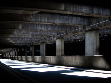 Günbatımında gökyüzü olan üst geçidin altındaki modern otoyol. Yüksek kalite fotoğraf