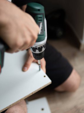 Mobilya montajı el kitabı. İşçi Okuma Talimatları Kabinesi Ev Yenilemesi Yapıyor. Yüksek kalite fotoğraf