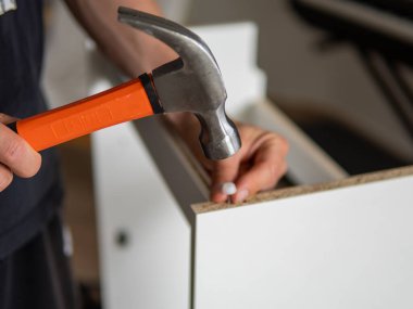 Mobilya montajı el kitabı. İşçi Okuma Talimatları Kabinesi Ev Yenilemesi Yapıyor. Yüksek kalite fotoğraf