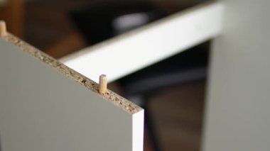 Mobilya montajı el kitabı. İşçi Okuma Talimatları Kabinesi Ev Yenilemesi Yapıyor. Yüksek kalite fotoğraf