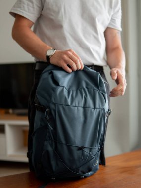 Karısı yolculuk için kışlık kıyafetlerini bavuluna koyuyor. Yüksek kalite fotoğraf