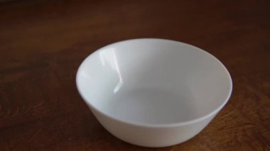 Beyaz bir kasede muz ve kahvaltıda sütlü koyu çikolatalı ev yapımı granola. Kahvaltı gevreği. Yüksek kalite fotoğraf