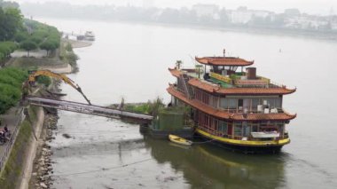 Bonn 'daki Ren Nehri' nden çöp akıyor. Yüksek kaliteli FullHD görüntüler