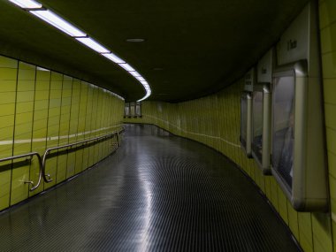 Bonn 'daki metro istasyonu, alt geçidin yeşil duvarları. Yüksek kalite fotoğraf