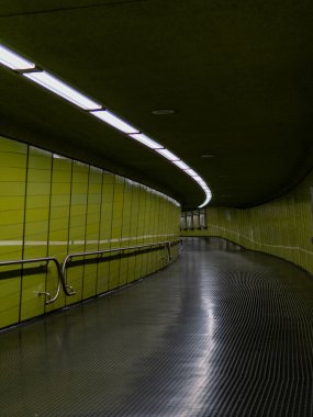 Bonn 'daki metro istasyonu, alt geçidin yeşil duvarları. Yüksek kalite fotoğraf