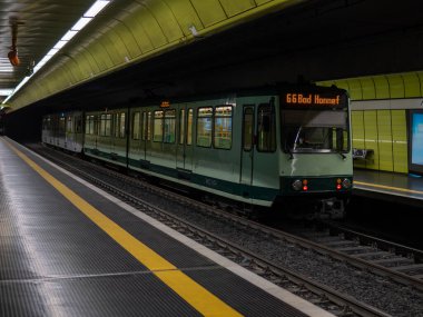 Bonn 'daki metro istasyonu, istasyondaki tren. Saat skor tabelasının yanında. Yüksek kalite fotoğraf