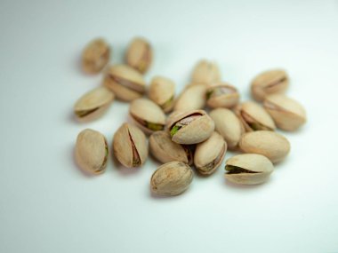 Beyaz arka planda fıstıklar. Yüksek kalite fotoğraf