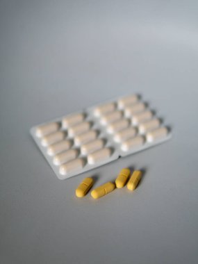 Beyaz arka planda tabletleri olan BCV kabarcık paketi. Yüksek kalite fotoğraf