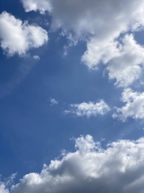 Mavi gökyüzünde beyaz bulutlar. Yüksek kalite fotoğraf