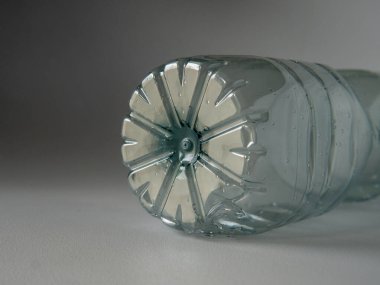 Beyaz arka planda boş şeffaf plastik şişeler. Yüksek kalite fotoğraf