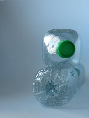 Beyaz arka planda boş şeffaf plastik şişeler. Yüksek kalite fotoğraf