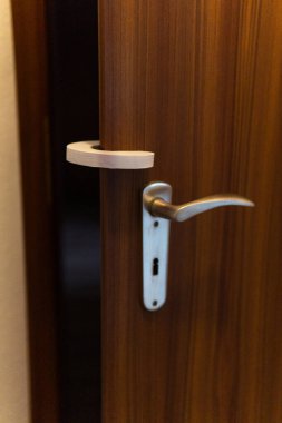 Çocukların ellerini korumak için beyaz kapılar. Yüksek kalite fotoğraf